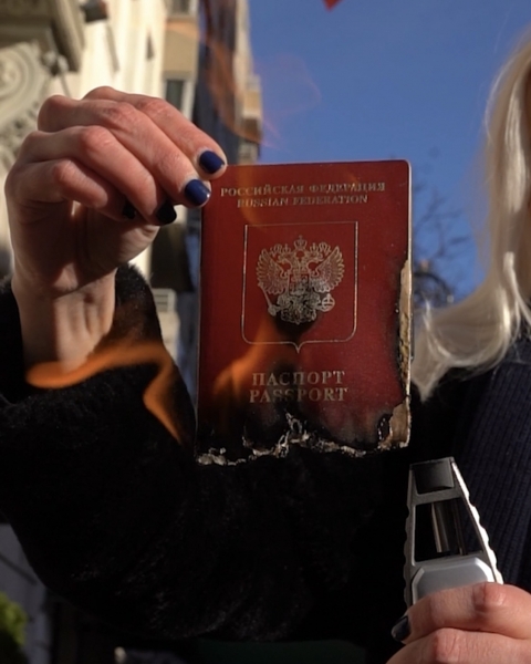 682f3ab882da850a9889e04ed7ccd022 Russian national will use sales of her burning passport NFT to support Ukraine